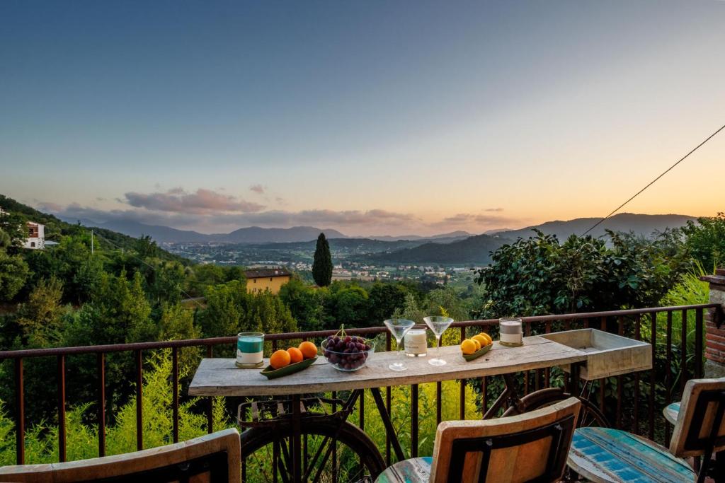 Villa Alice, panoramic stone farmhouse to sleep 10 – Lucca